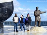 Estudiantes de Biología Marina junto a estatua del Piloto Pardo, Punta Arenas - UMAG 2022
