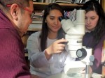 La estudiante de Biología Marina UMAG Catalina Vargas, junto a Eduardo Faúndez y Mariom Carvajal. Imagen VCM-UMAG