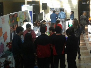 Alumnos de quinto año la carrera de Nutrición y Dietética realizan educación sobre alimentación ortomolecular en Liceo Experimental Umag 2016 (4)