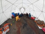 grupo-de-trabajo-en-el-hangar-durante-la-preparacion-del-fosil-para-ser-excavado-1024x768