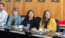 La Dra. Valeria Scabini, la Mg. Magaly Varas y la Dra. Claudia Estrada en el reconocimiento que les realizaron en la Sala de Consejo Hernando de Magallanes.